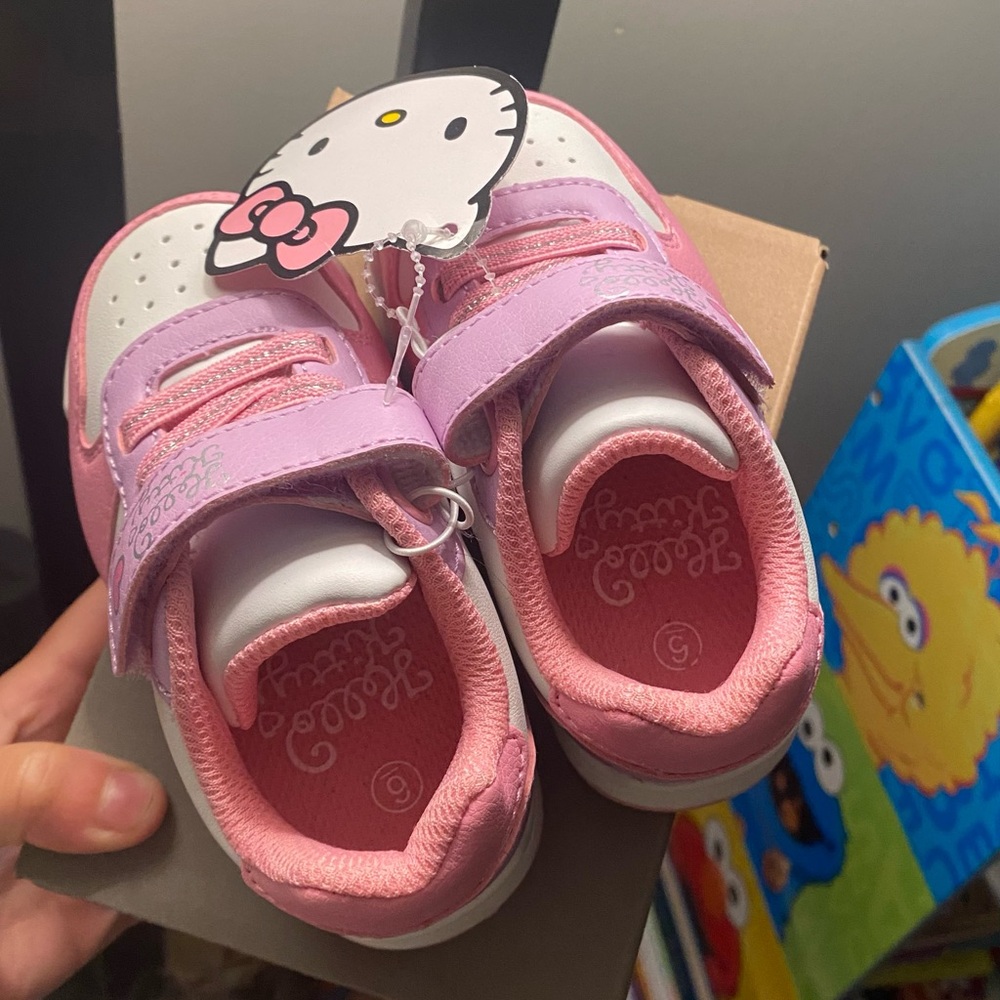 Hello Kitty Shoes 💖 - Picture 3 of 6